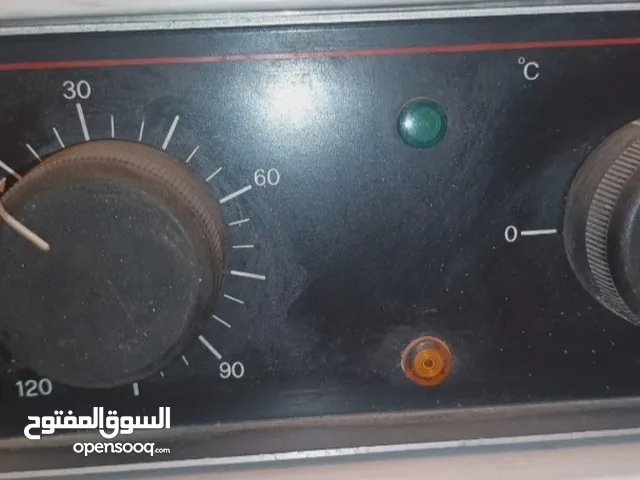 سرير فحص طبي وجهاز تعقيم ايطالي بحاله جيده جداا بالاضافه الى لوازم عياده للبيع بسعر مغري