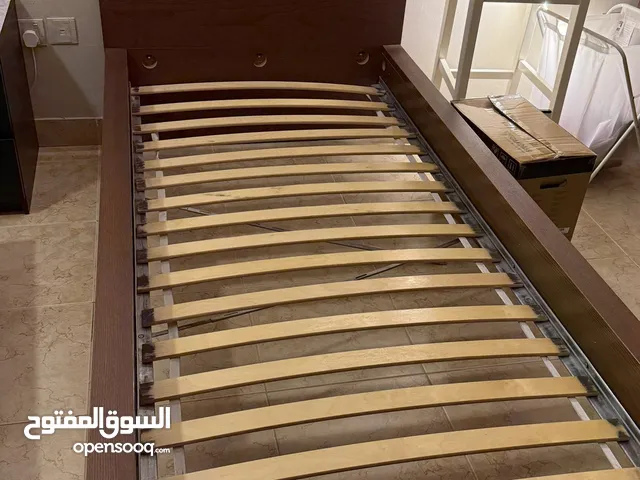 للبيع سرير بو نفر نضيف جدا بدون مترس مقاس 200&90