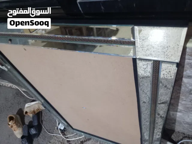 برواز حائط مع لوحة بشكل جميل وزخرفة بحالة جيدة جدا للبيع