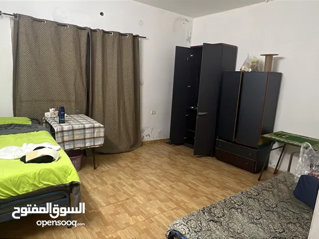 يوجد غرفه مفروشه تصلح لطالب  او عامل مقابل الجامعه النجاح الطابق السابع مع وحود ترس خارجي للغرفه