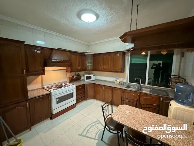 شقة مميزة طابق ارضي شارع عبدالله غوشة خلف السي تاون