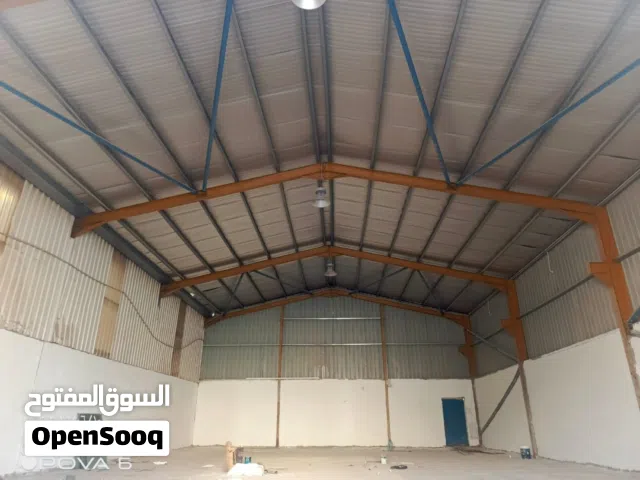 هنجر مساحته 300 متر معزول مع ساحه 700 متر ه