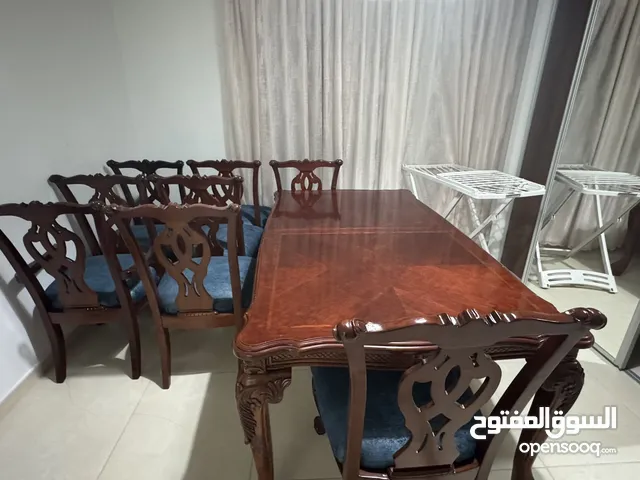 طاوله سفره خشبيه 8 مقاعد تتطول و تتقصر لتصبح 6 مقاعد متينه و قويه جدا مع 8 كراسي منجدات جديد