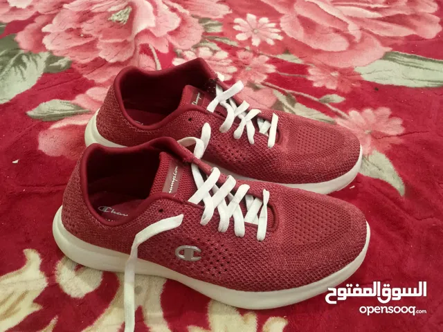 حذاء نسائي من شركه شامبيون مقاس 39 ، مريح جدا للقدم لون نبيتي