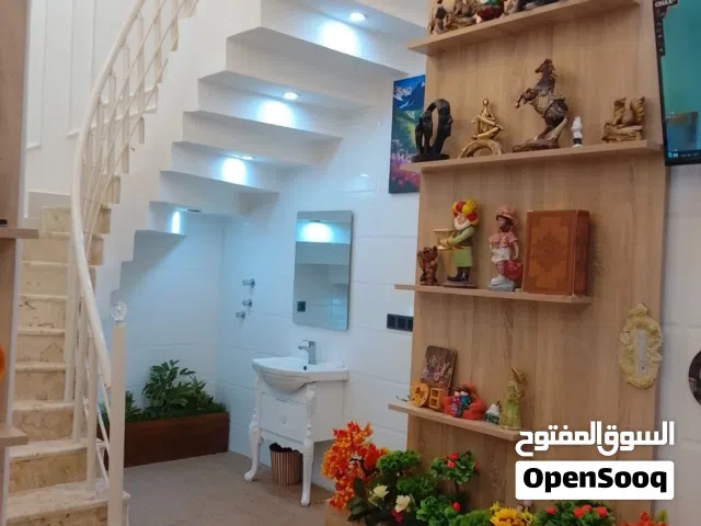 بيت لبيع ركن عل شارع  (مساحه 100متر ابي الخصيب شارع القاضي)