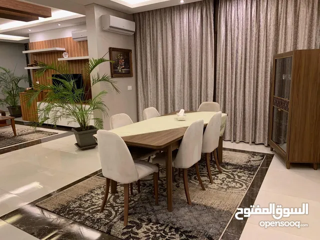 شقه لي اجارالروشة مفروشة بالكامل طابق تالت 4 نوم 2 ماستر صالونين وسفرة مطبخ كبير 4 حمامات مصعد 2
