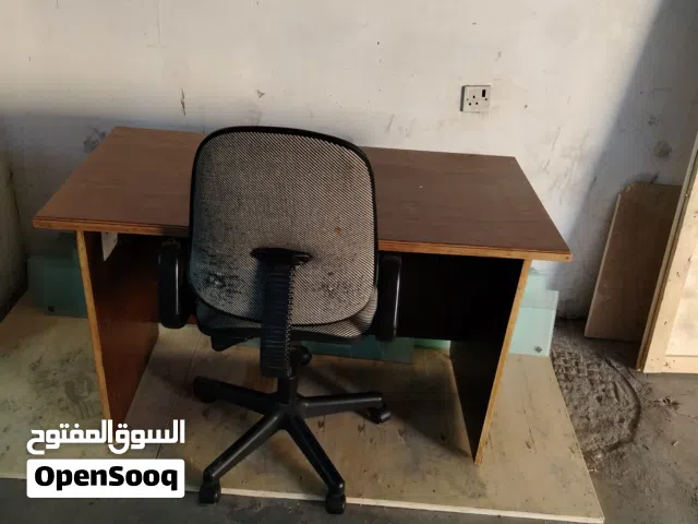 مكتب دراسي مع كرسي