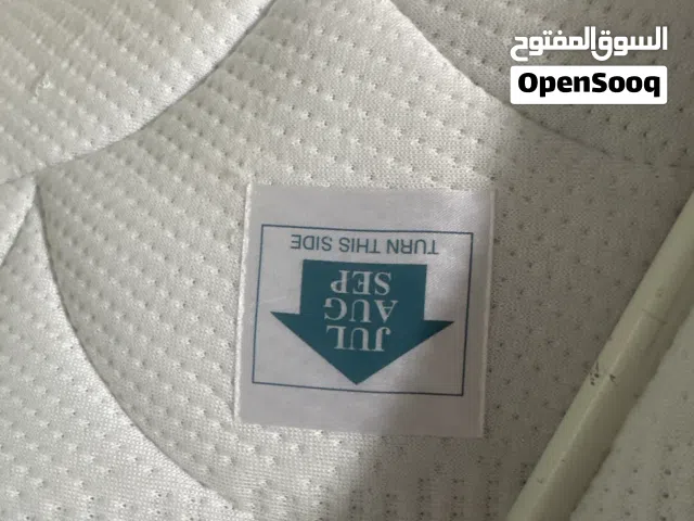 مرتبة سرير 200& 180  كالجديده استخدام شهور فقط