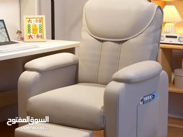 كنبة فاخرة مع مسند أقدام أبيض – راحة تُجسّد الفخامة