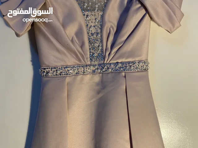 فستان أعراس أو خطبة لونه زهري من الأمام قصير ومن الخلف طويل و من الامام مطرز عليه لولو و ستراس