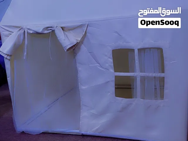 خيمه اطفال وكبار تكفي طفلين وشخصين كبار يجلسون بداخلهه