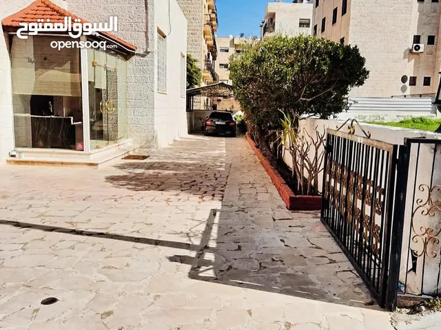 425 m2 5 Bedrooms Villa for Sale in Amman Deir Ghbar