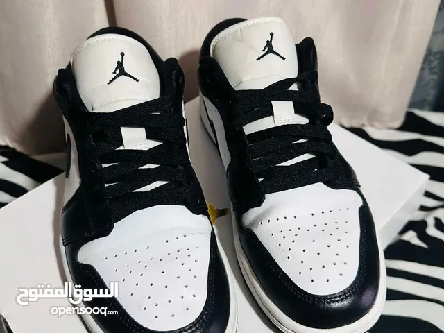 White Sport Shoes in Abu Dhabi