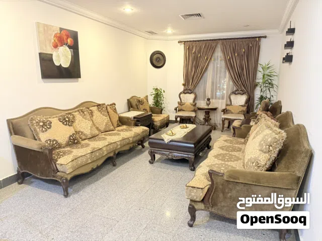 للبيع طقم كنب فاخر جدا امريكي فرش ريش نعام بحالة كالجديد مع طاولات خشب امريكي