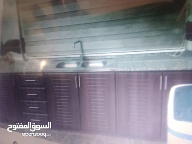 شقة في ابو نصير 4 نووم وصالون خلف المركز الصحي قرب المدارس الحكومية 