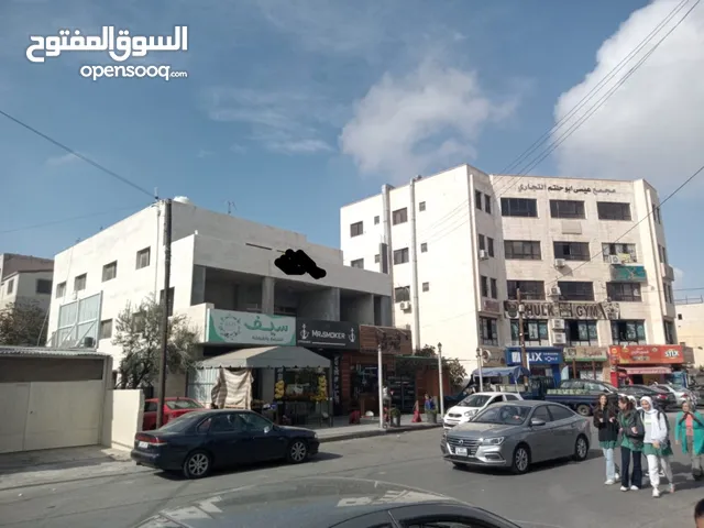 مجمع تجاري بدخل سنوي 33 الف الموقع حيوي جداً عمر البناء 30 سنة يحتوي على 6 شقق و 3 مخازن مؤجرين