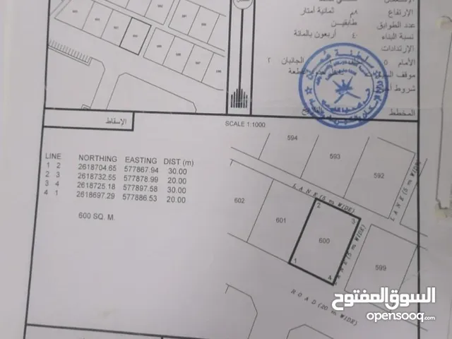 في منطقة العقدة الثالثة قريبه من الشارع الرئيسي والجمعية العمانية والمحلات والمدرسة والمكان روعه