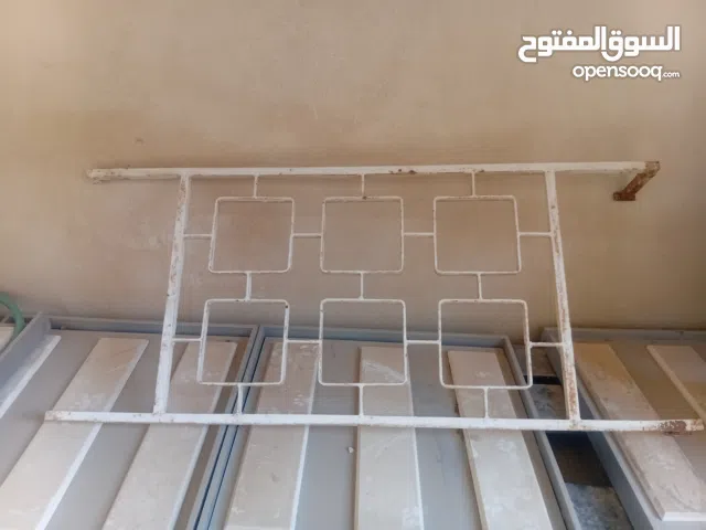 حمايه حديد كانت لشباك حمام ثقيله بحال جيد جدا