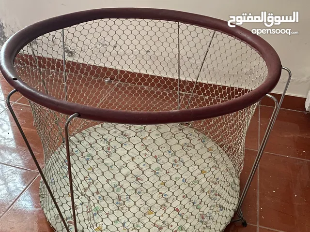 حاضنة أطفال دائرية كبيرة قابلة للطي مستعملة بحالة جيدة قاعدة مبطنة سهلة التخزين و مناسبة للعب و نوم
