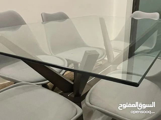 طاولة سفره زجاج سكريت 6 مقاعد للبيع بحالة الوكالة استخدام فقط شهر