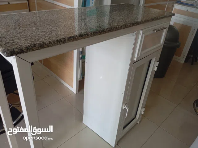 ثلاث طاولات و أربع حواجز و لوحه المحل