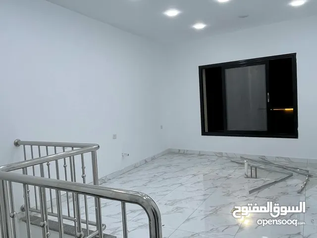 محل دورين 6×4 و 7×4 يمشي عيادة جلدية او اسنان  مكان 11يونيو مقابل مركز الغزيوي التجاري الجديد