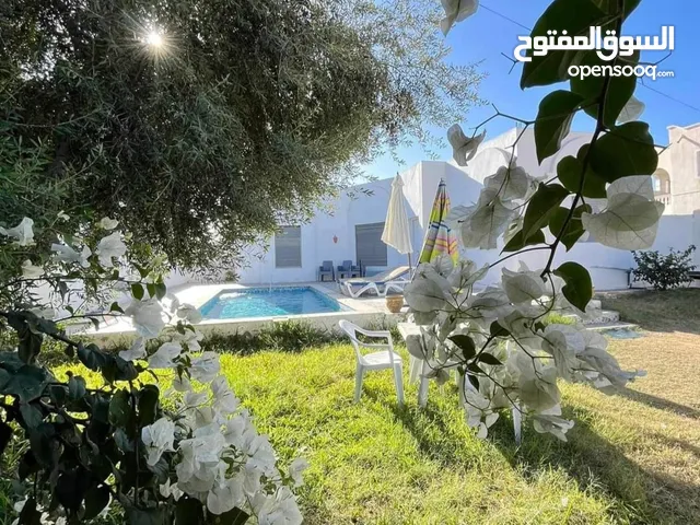 "Villa s+2 avec piscine, parking et toutes commodités disponibles à Djerba Midoun