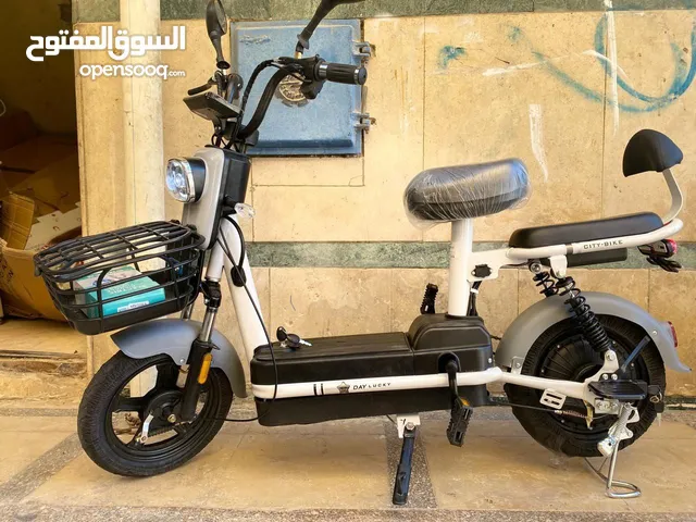 سكوتر كهرباء 48 فولت  تصل السرعة ل  60 كيلو /الساعة  موتور 350 وات  فيه تحكم 3 سرعات