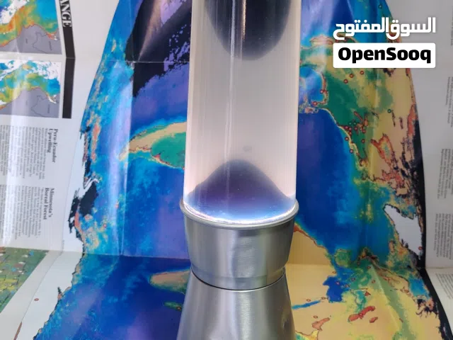 مصباح ديكوري من نوع Lava Lamp يعطي إضاءة مريحة وجو هادئ ومميز للغرفة.