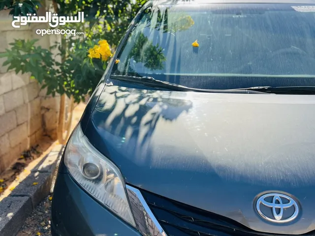 Used Toyota Sienna in Tripoli