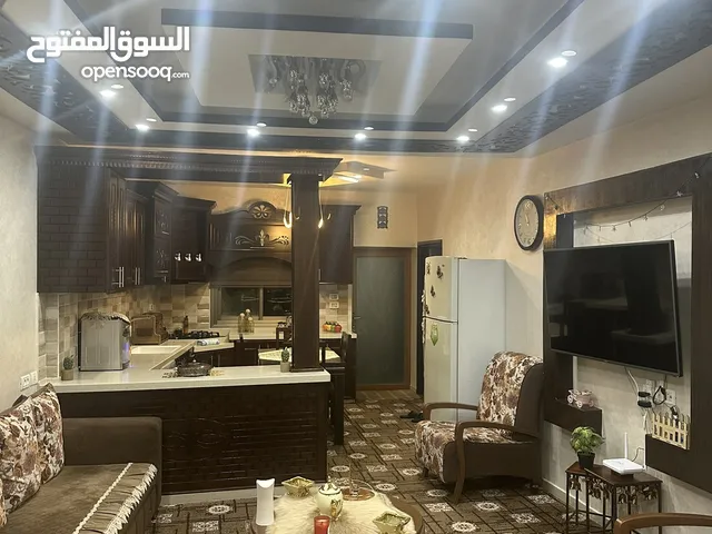 روف طبقتين بمساحة 180 متر مربع بموقع مميز مع بئر مياه خاص بالروف واشتراك مياه وكهرباء بمدينة الخليل