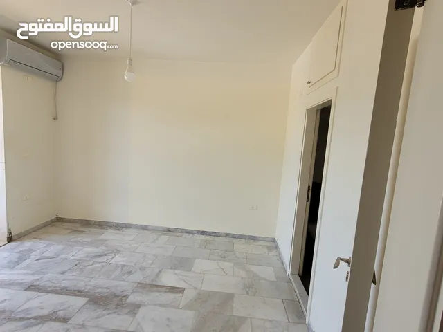 150 m2 More than 6 bedrooms Townhouse for Rent in Baabda Bsaba