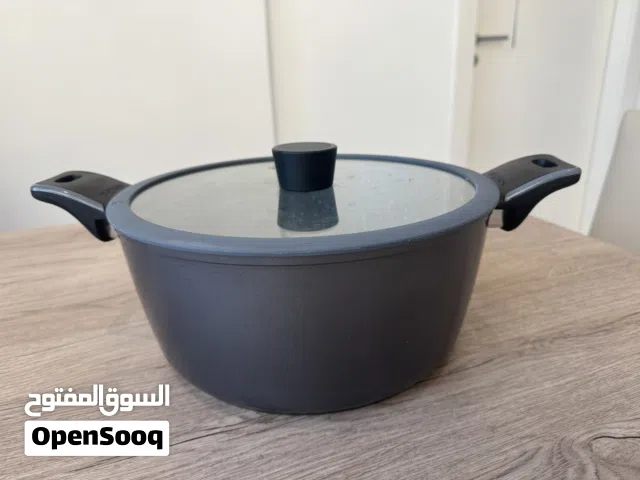 Barely used! Excellent quality and condition pot with the lid for hot price!