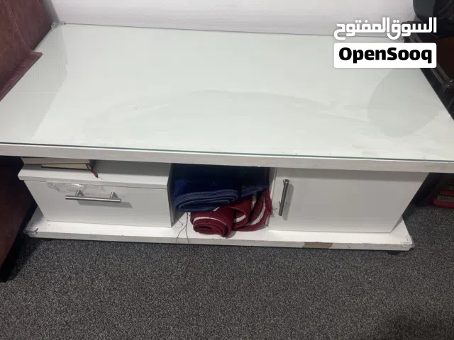 طاولة لون ابيض