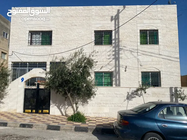 255 m2 5 Bedrooms Townhouse for Sale in Amman Jawa