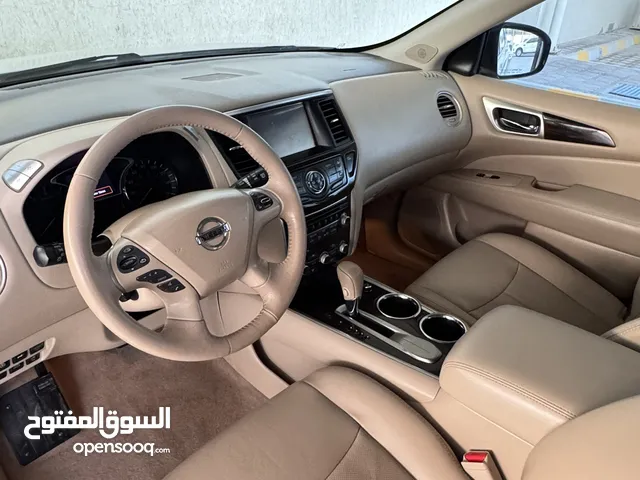 White Nissan Pathfinder Platinum - 2014