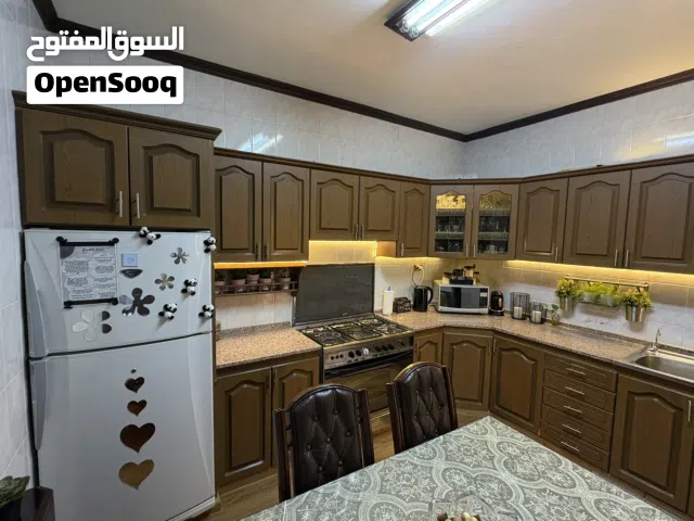 خزائن مطبخ كامل بحالة ممتازة مع الجرانيت