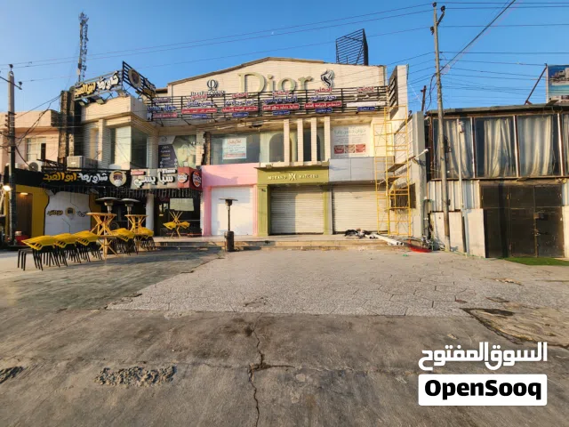 بناية  مكونة من  طابق ونصف  السيدية شارع التجاري للايجار  الطابق الاول مقطع الى وحدات  تصلح مركز طبي