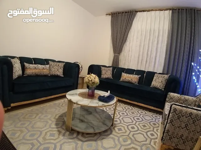 أثاث نظيف ( غرفة نوم ، غرفة جلوس ، غرفة ضيوف مع سفره ) شبه جديد