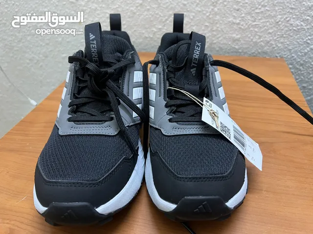 كوتشي اديداس نسائي