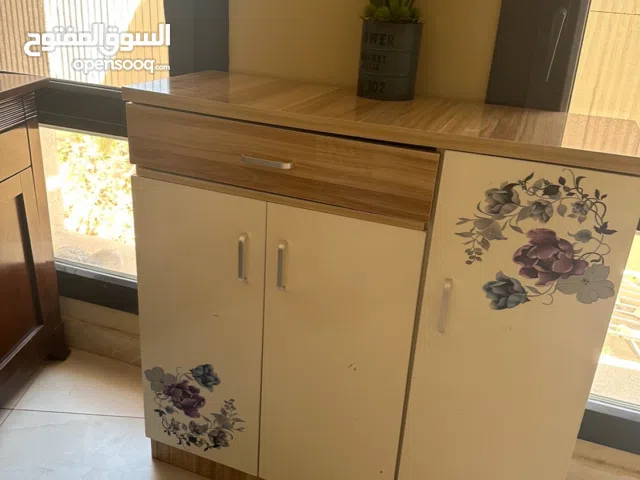 خزانة لون ابيض وخشبي