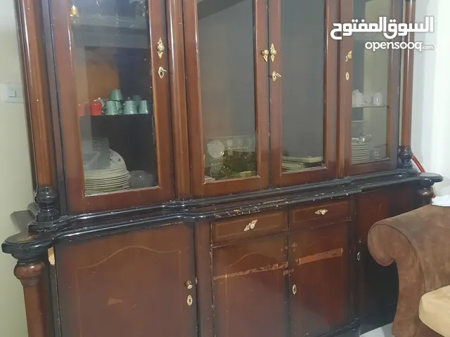 اذا حد عنده طاولات والكراسي ياخدو بيصيرو سفرة كاملة خشبو ممتاز وقطعتين ما بيغلب بلحمل