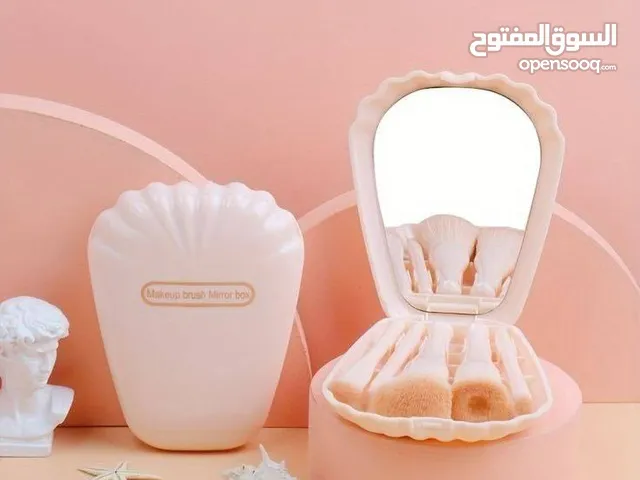 فرشة لدمج الشدو فرشة تستخدم مع الكونسيلر فرشة لتحديد ورسم الحواجب