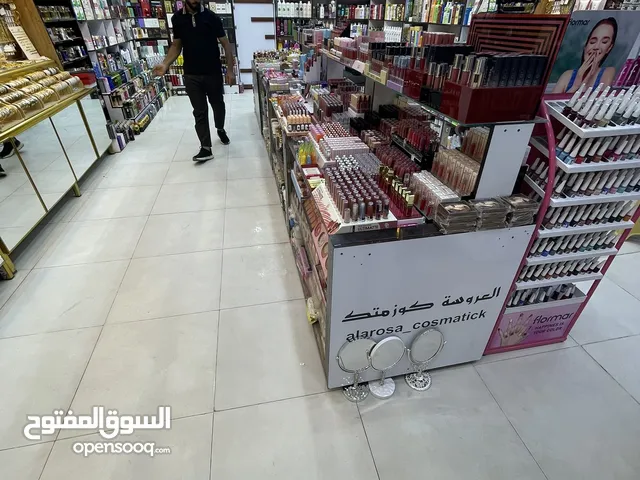 عارضات خشب مع رفوف زجاج عدد 4 طول الواحد 110 سم وعرض 75