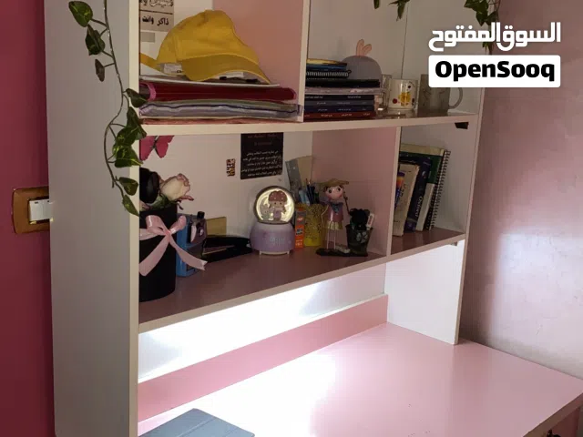 مكتبة او طاولة دراسية