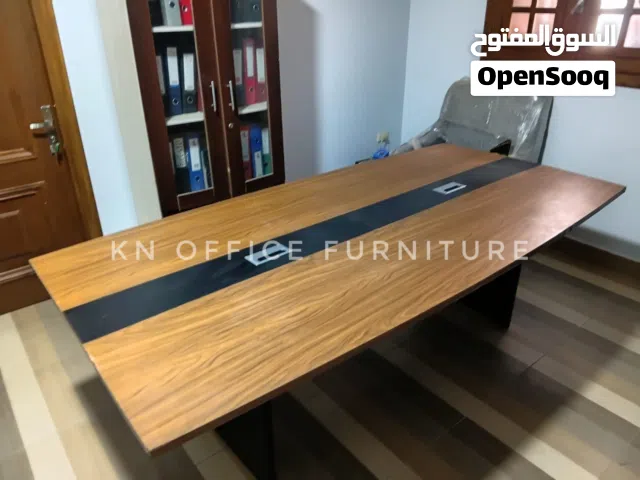 ترابيزة اجتماعات فخمة – KN Office Furniture الوصف: ترابيزة اجتماعات بتصميم عصري يناسب جميع بيئات ا