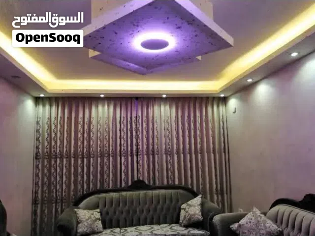 عبارة عن شقة سكنية معروضة للبيع في منطقة ماركا الجنوبية في عمان، الأردن، بالقرب من نادي السباق ومدرس