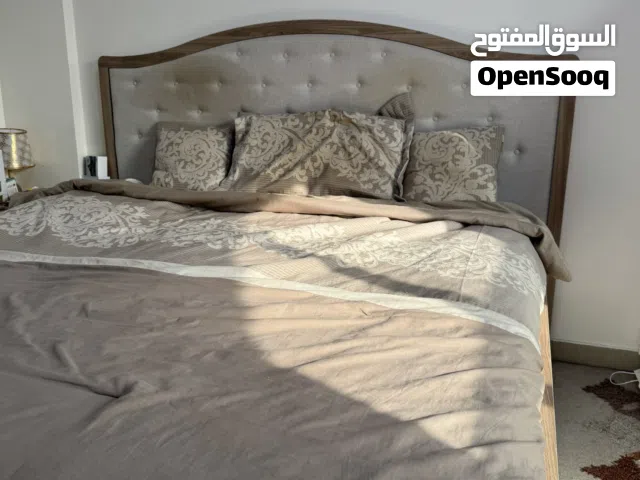 طقم غرفة نوم أنيق بحالة ممتازة