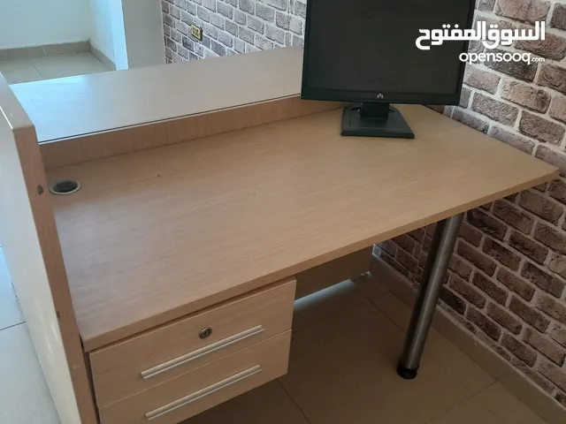 مكتبين وكرسي وخزانه على 60