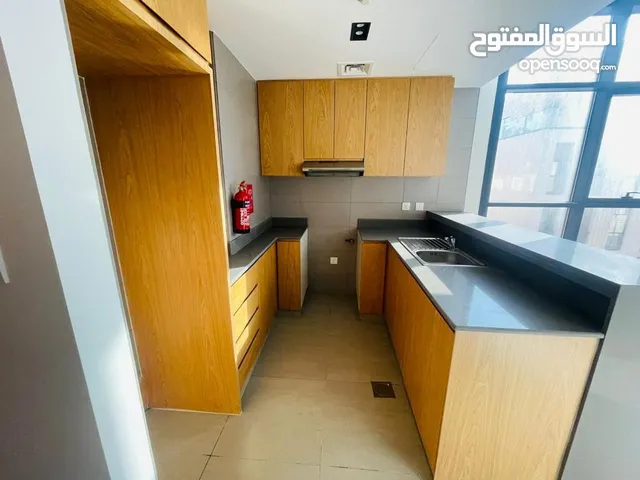 --- فرصة استثمارية مميزة في قلب الشارقة!** **شقة للبيع في المويلح – الشارقة**